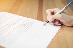 suspensão do contrato de trabalho clt - pessoa assinando um contrato
